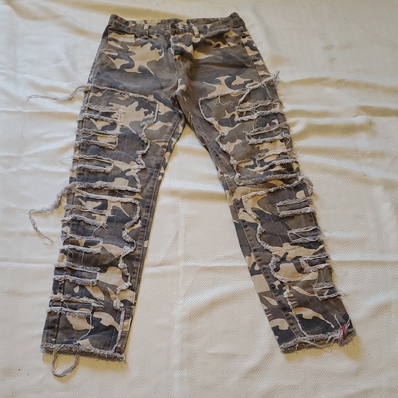 Men's Distressed Camouflage Skinny Jeans - Picture 1 of 6